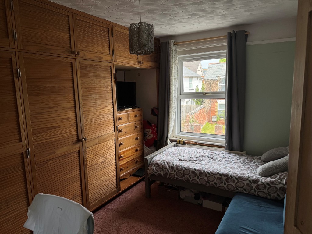 Lot: 81 - FREEHOLD DETACHED MIXED RESIDENTIAL & COMMERCIAL INVESTMENT OPPORTUNITY - Main bedroom